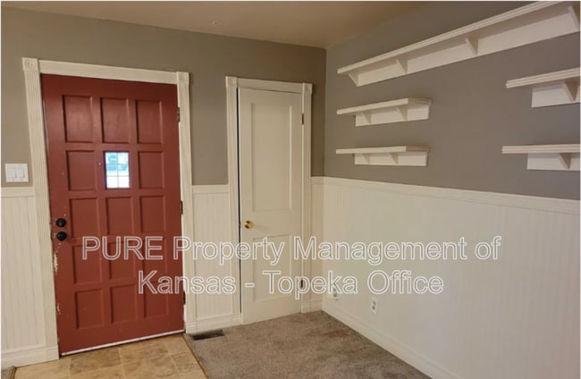 Building Photo - 310 SW Hillside Dr