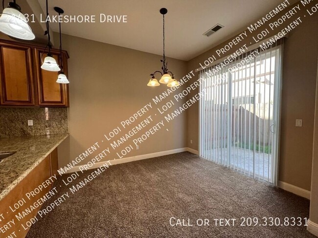 Building Photo - 1431 Lakeshore Dr
