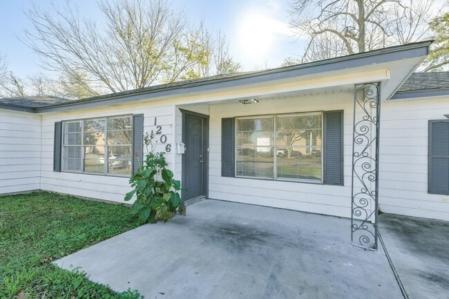 Building Photo - 1206 Houston Ave