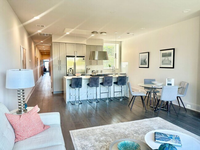 Building Photo - 2 Bedroom 2.5 Bathroom Penthouse with Park...