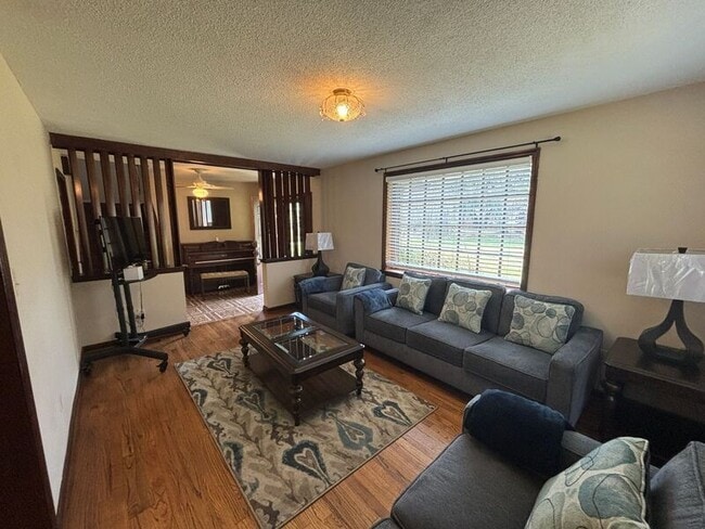 Building Photo - 720 Riverland Dr