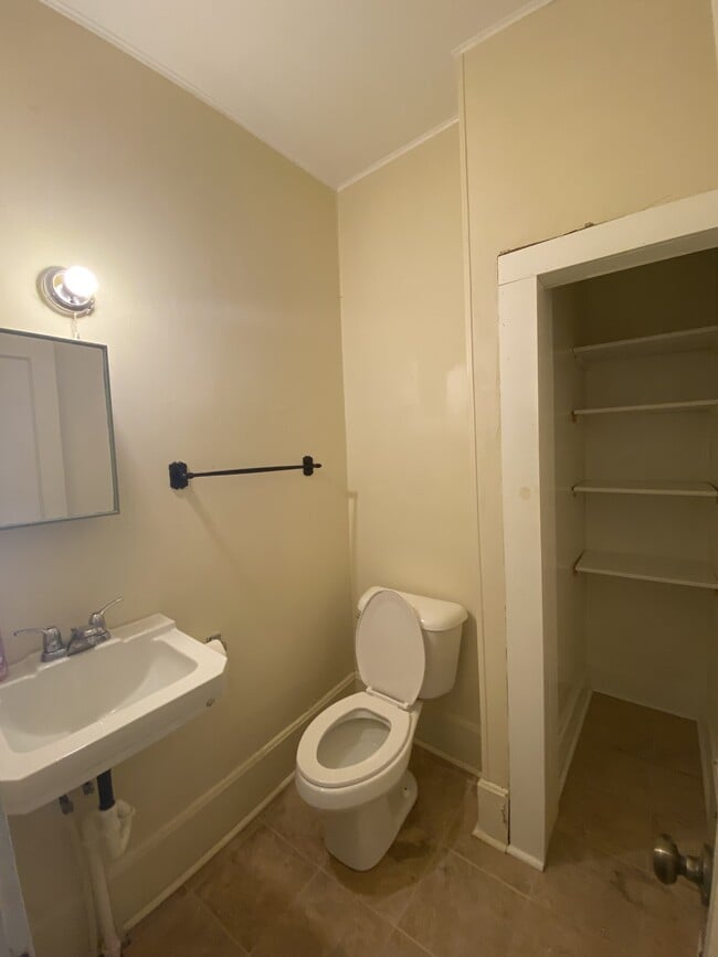 Building Photo - 524 W Grand Ave