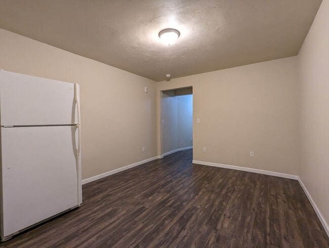 Building Photo - Great 1-Bedroom, 1-Bath Apartment In Springfield With On-site Laundry!