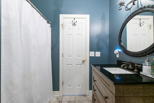 Building Photo - Rent Special! See Description! Spacious Ho...
