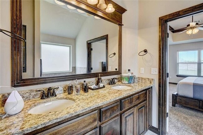 Building Photo - St James Park Home in Norman - Community Pool!  Available in April!