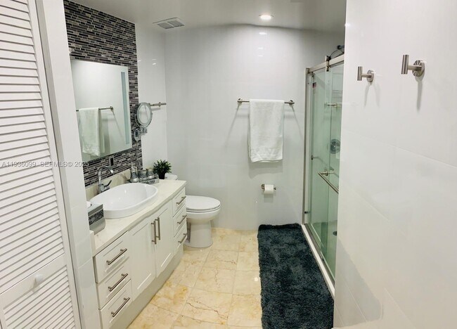 Building Photo - 900 SW 84th Ave