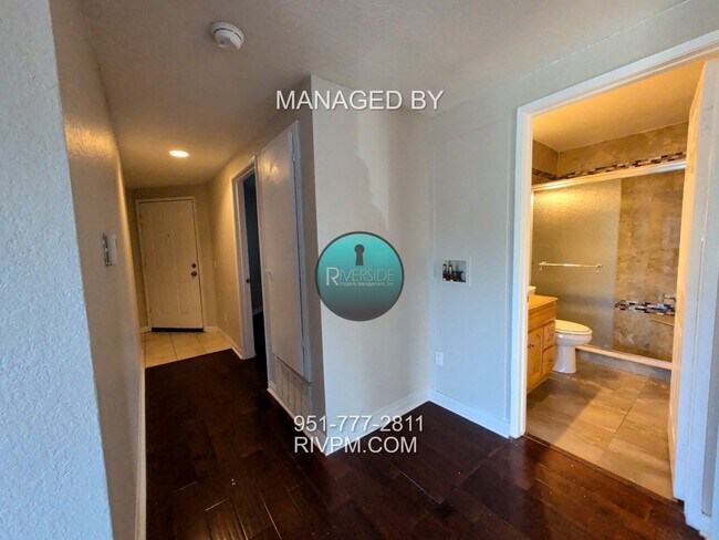 Building Photo - Modern Corona Condo with Garage!