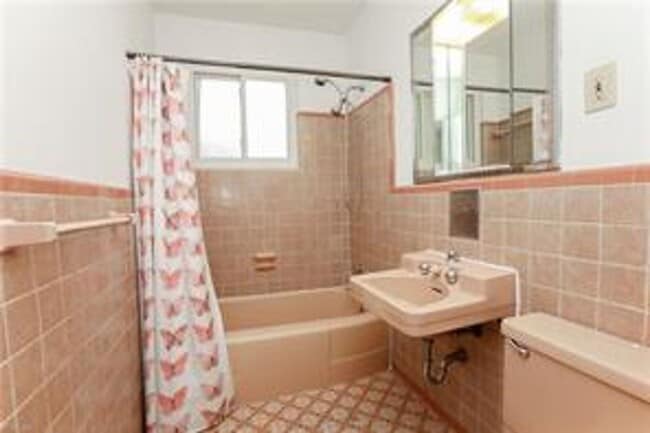 Building Photo - 4 BED/3 BATH LOCATED IN A WATERFRONT COMMUNITY!