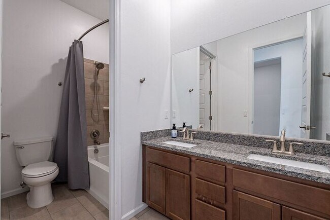 Building Photo - Bright & Spacious 4-Bed Home with 3-Car Ga...