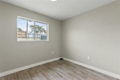 Building Photo - 3 bedrooms 1 bathroom with all tile flooring