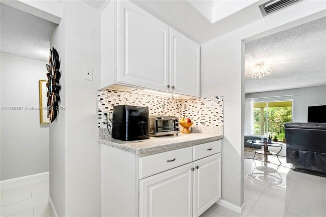 Building Photo - 18081 SE Country Club Dr