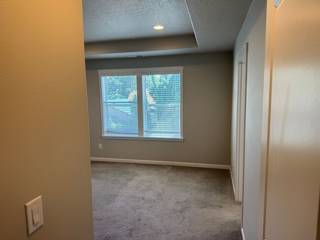 Building Photo - Amazing 3 bedroom home