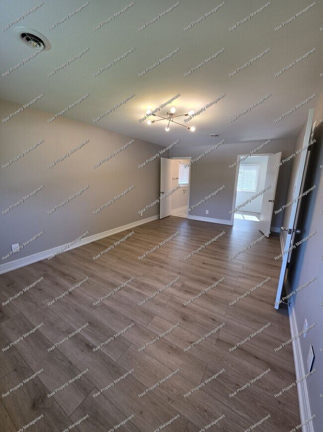 Building Photo - Stunning Munster 4 Bedroom House