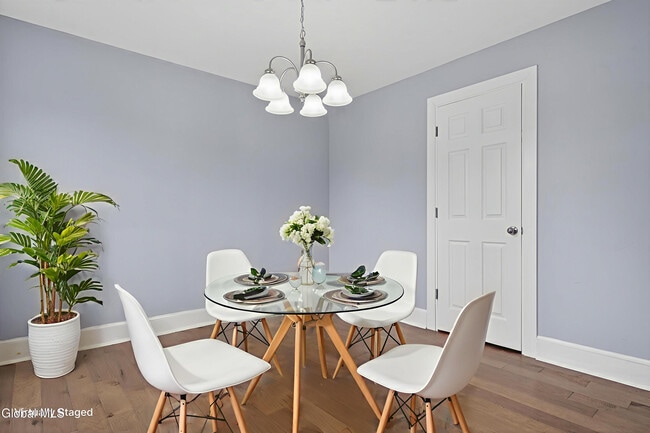 Building Photo - 716 Adams Cir