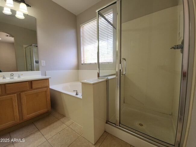 Building Photo - 2423 E Glass Ln