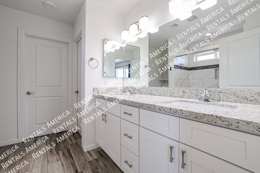 Building Photo - 11862 N 79th Dr