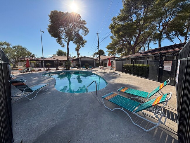 Building Photo - Stunning 3bed/2bath home nestled in a grea...