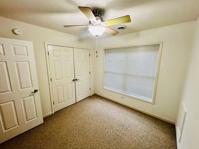 Building Photo - Townhouse Located at Pikes Place