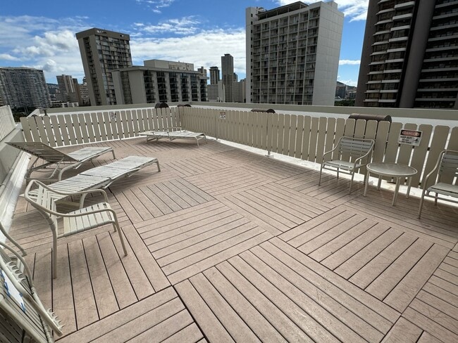 Building Photo - Fully-Furnished One Bedroom in Waikiki