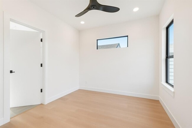 Building Photo - 2916 E 13th St