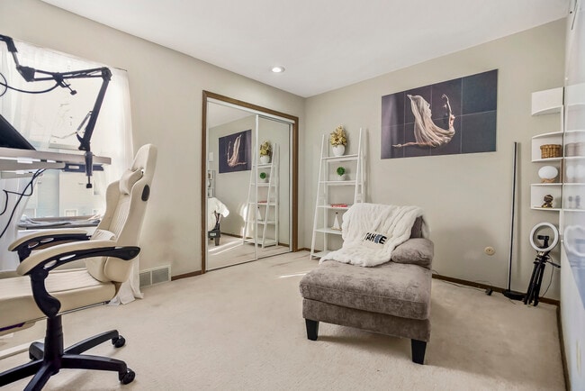 Building Photo - Iris KC Pad