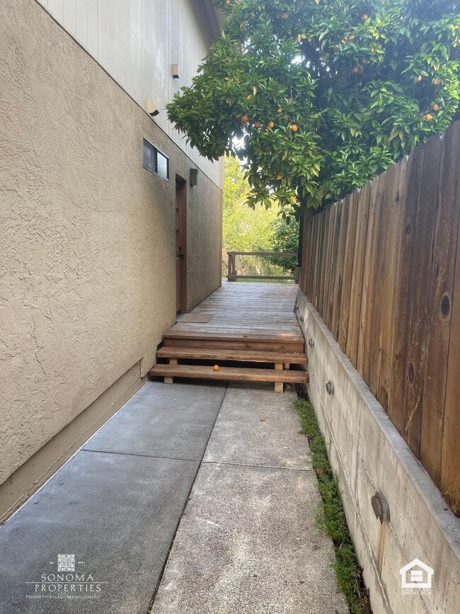 Building Photo - Spacious One Bedroom Lower Level Duplex