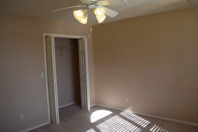 Building Photo - 4 bed / 3 bed Home with Gorgeous View!!!