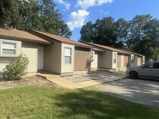 Building Photo - 11620 Chemstrand Rd
