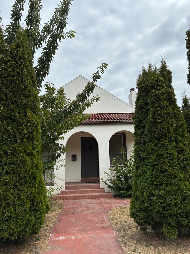 Primary Photo - 626 Highland Ave