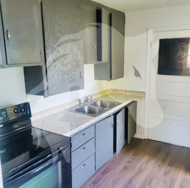 Building Photo - 208 E Ponca St