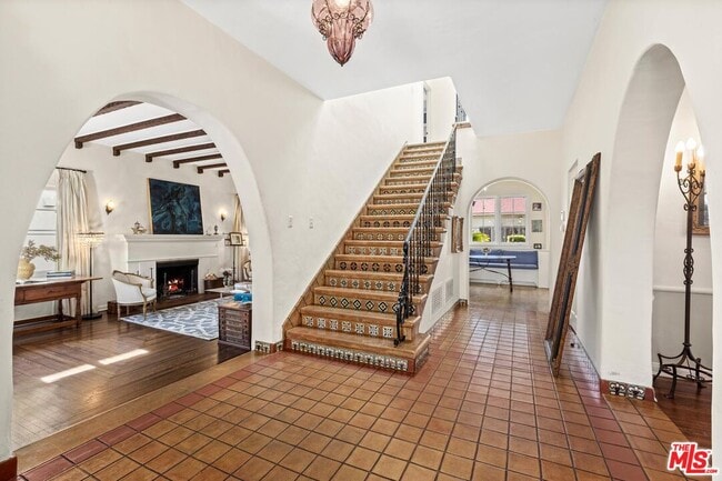 Building Photo - 537 N June St