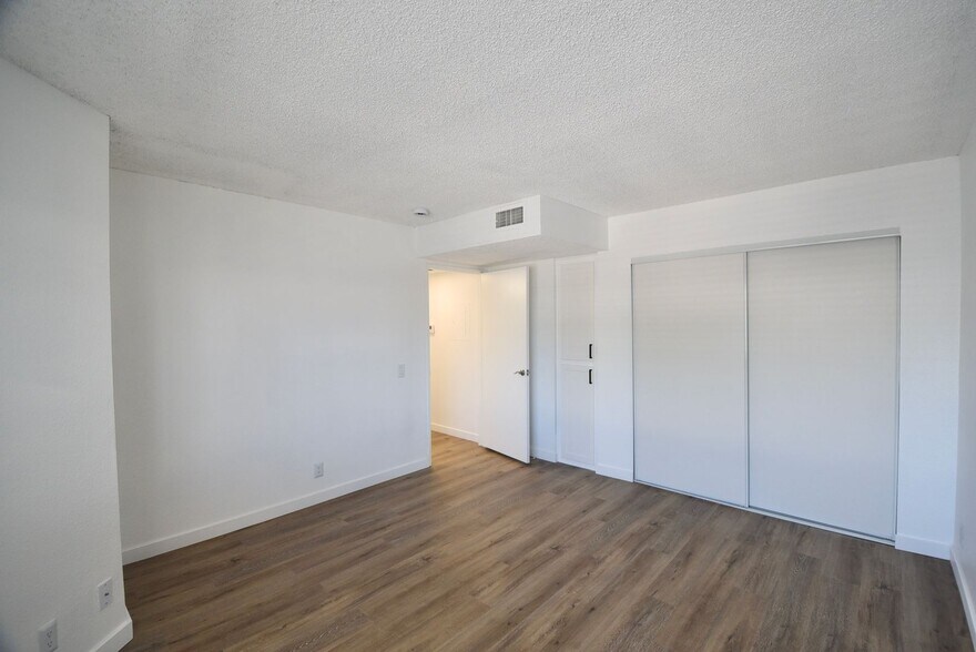 Building Photo - 7550 Jordan Ave