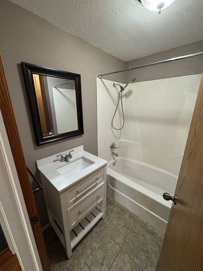 Building Photo - Main level house available for rent