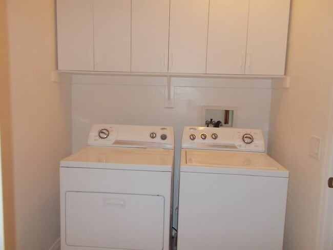 Building Photo - Spacious 2 Bedroom + Den, 2 Bath Condo in a Gated Community