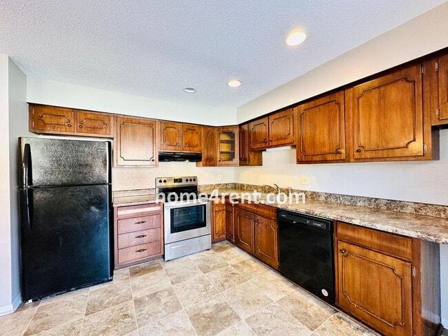 Building Photo - Beautiful Overland Park Townhome w/ Wood Floors, Large Open Kitchen and a Community Pool!
