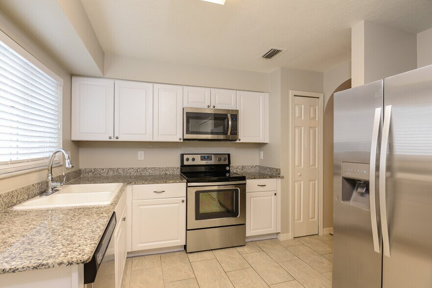 Building Photo - 30932 Midtown Ct