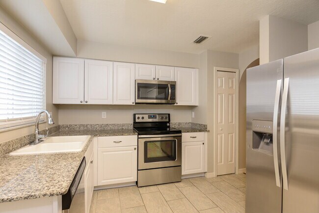 Building Photo - 30932 Midtown Ct