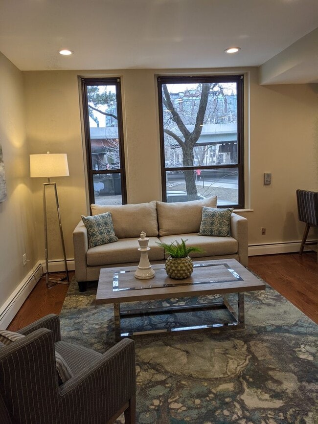 Building Photo - Kenmore Square recently renovated x-large 1 bedroom with parking for June 1!