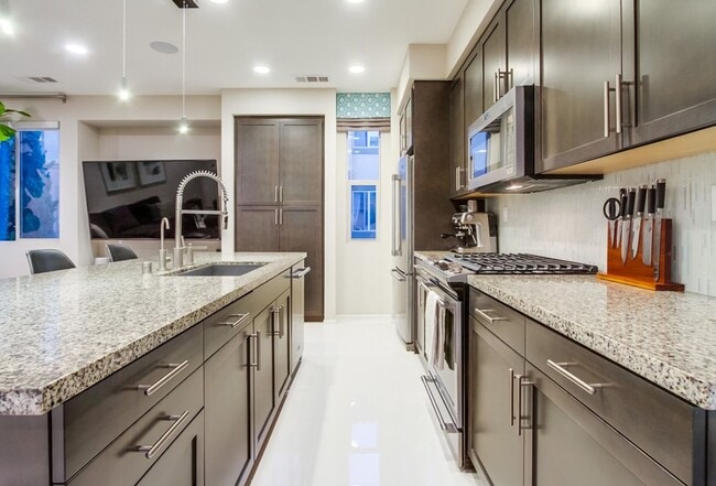 Building Photo - Stunning 3-bed, 3-bath townhome with bonus...