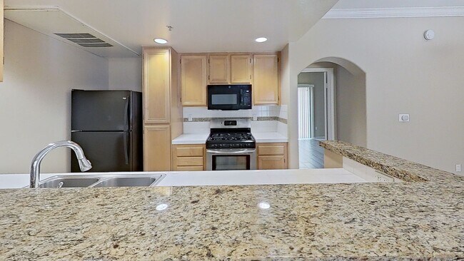 Building Photo - Gated Bella Montagna's  1/bedroom condo in Woodland Hills!