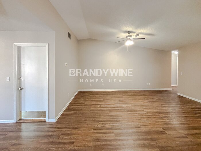 Building Photo - 734 Sandy Creek Dr