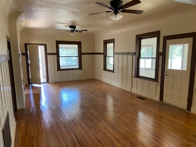 Building Photo - 3204 6th St