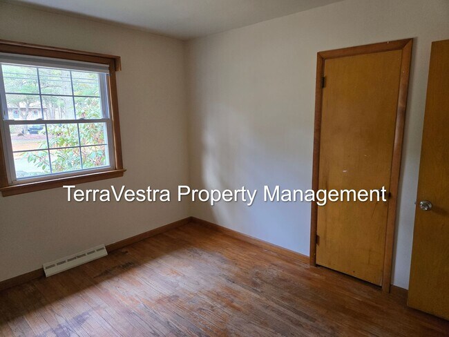 Building Photo - Available 1/2026! 6 Bedroom College Rental 2 Kitchens!!