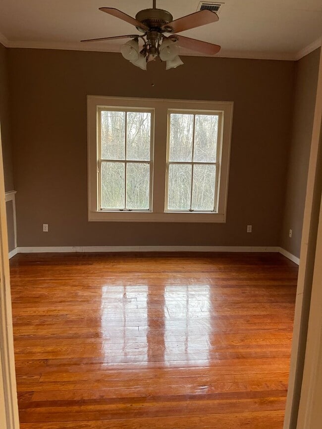 Building Photo - 2 bedroom country house