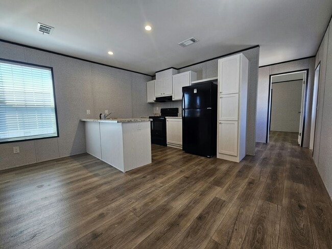 Building Photo - 553 Suwanee Dr