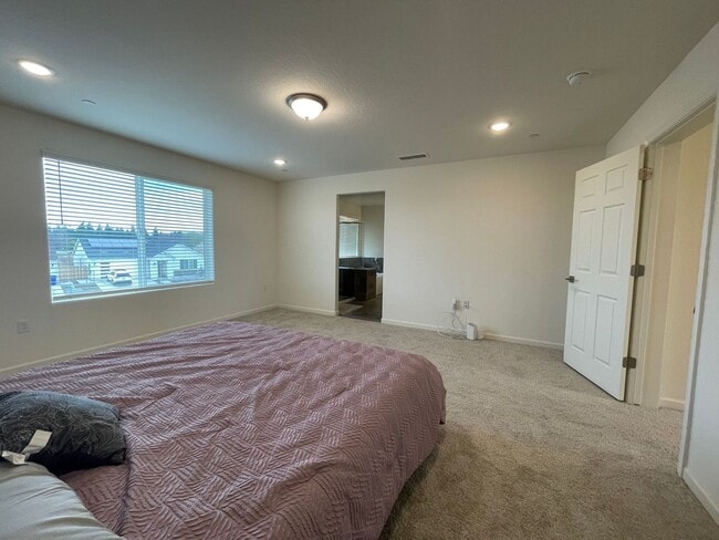 Building Photo - Spacious Modern Family Home in Prime Fresno Location!