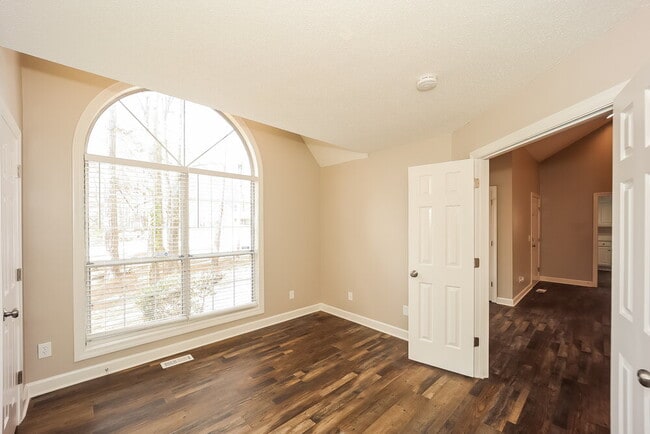 Building Photo - 4165 Golfview Dr