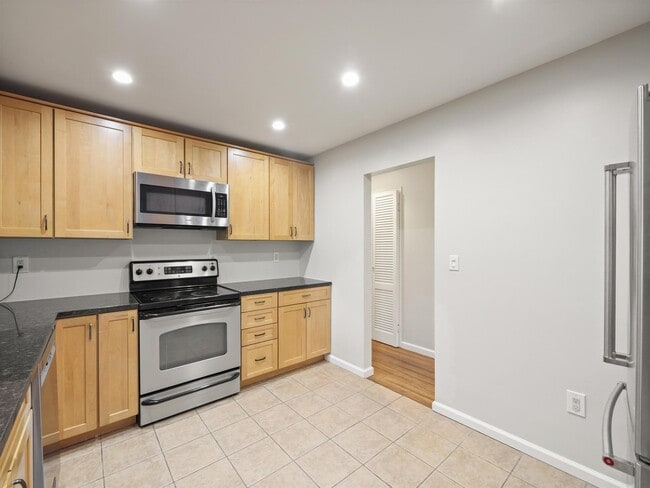 Building Photo - 410 Sierra Vista Ln