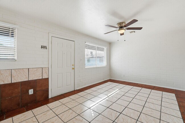 Building Photo - 4329 N Longview Ave