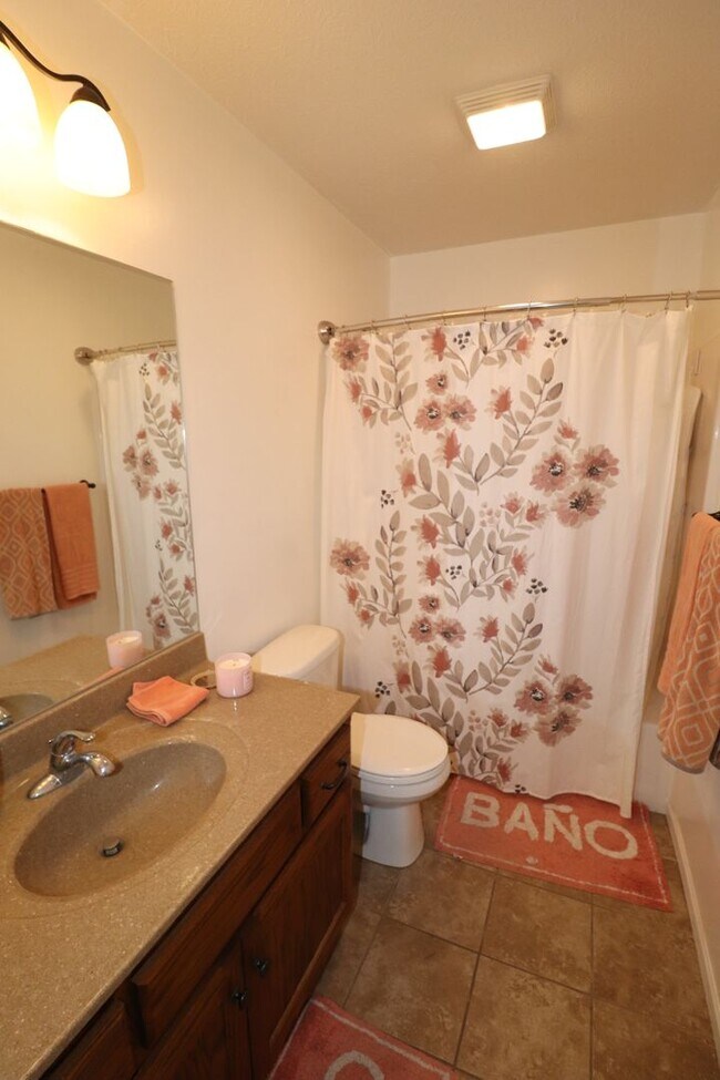 Building Photo - Spacious Home for Rent!